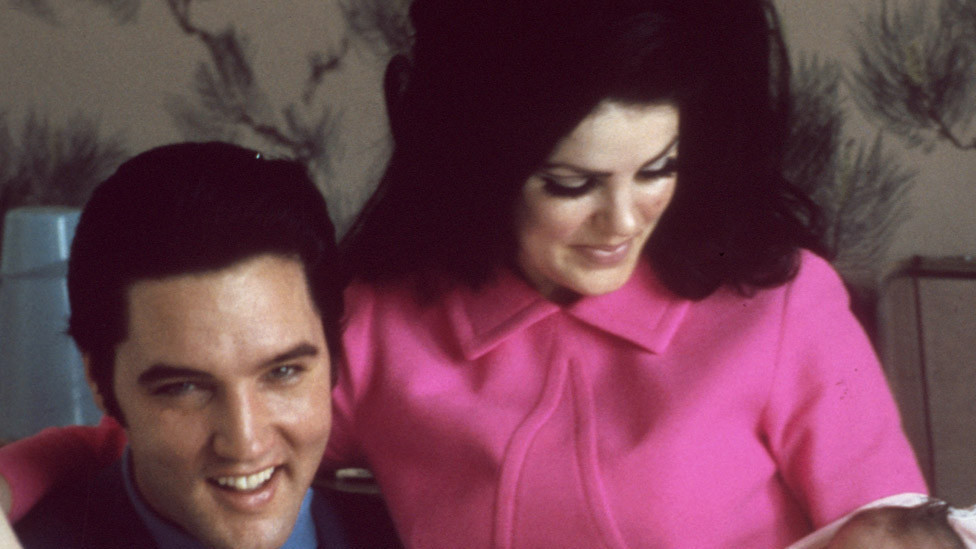 Elvis Prisli sa svojom suprugom Prisilom Prisli i ćerkom Lisom Mari Prisli, koja je stara četiri dana, 5. februara u Memfisu, Tenesi