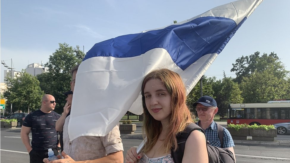 Na protest su doneli rusku antiratnu zastavu. „Belo-plavo-bela zastava slična je ruskoj, ali nema crvenu traku, koja simbolizuje krv", rekla je Ekaterina Jaščenko, ruska studentkinja koja živi u Srbiji od 2017.