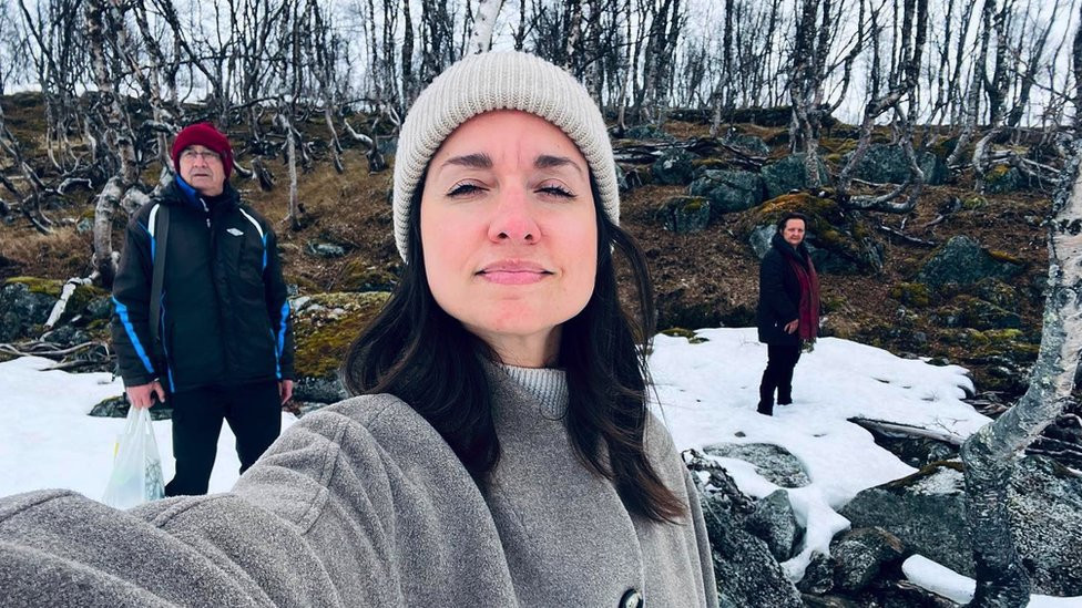 Porodica Mačkić u blizini logora u Gornjem Jernvanu u Norveškoj - Tina (u sredini), majka (desno) i otac Đurica Mačkić (levo na slici)