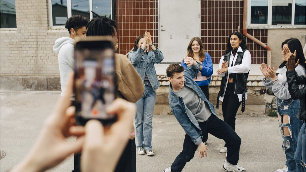 Stručnjaci kaži da pritisak vršnjaka igra veliku ulogu izazovima na društvenim mrežama