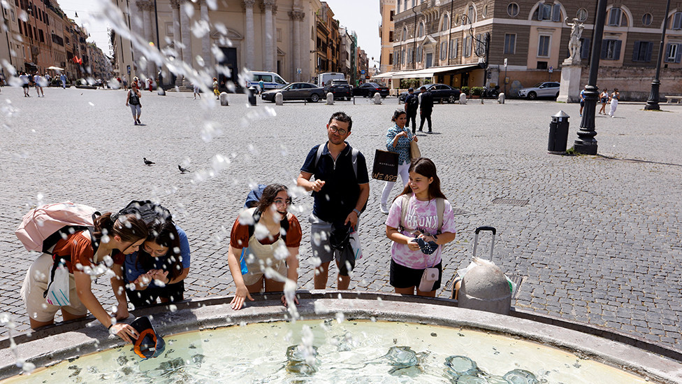 People cool off at the Piazza del Popolo in Rome