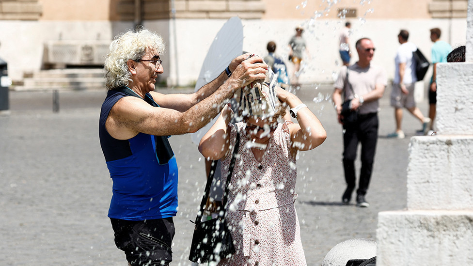 People cool off at the Piazza del Popolo in Rome