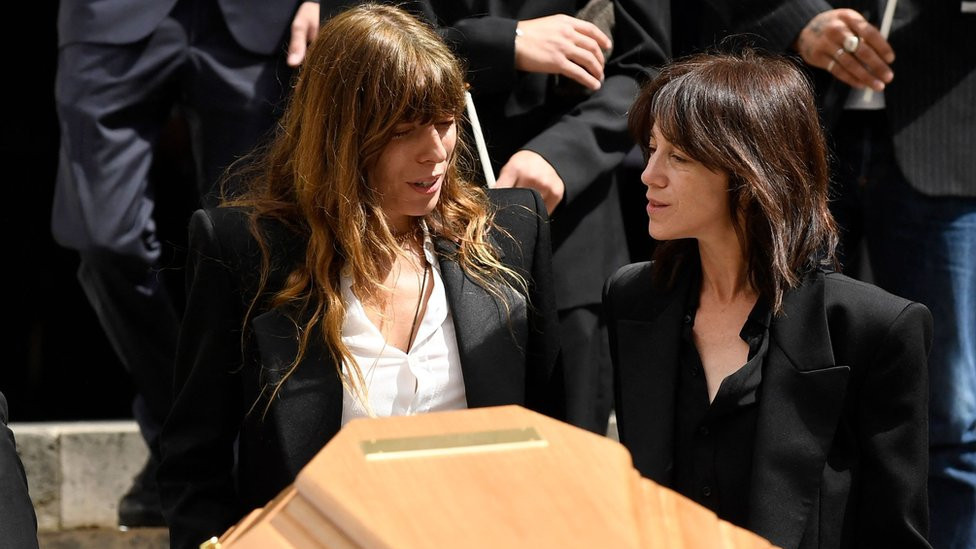 Lou Doillon (L) and Charlotte Gainsbourg (R) with their mother's coffin
