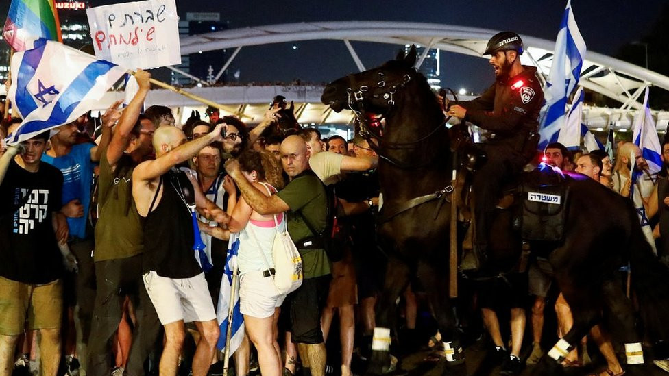 Mounted police in scuffle with crowd, Ayalon Highway in Tel Aviv, 25 Jul 23