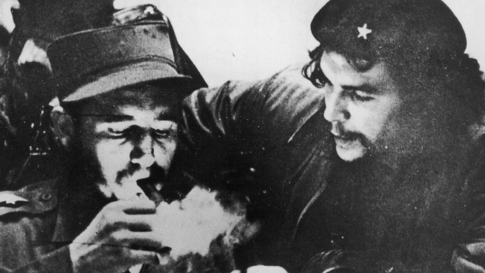 Castro lights a cigar with Che Guevara