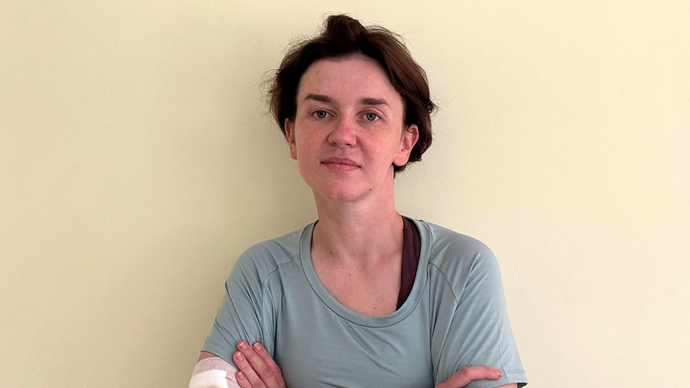 Andrijana sa zavojem na ruci u rehabilitacionom centru u Ukrajini