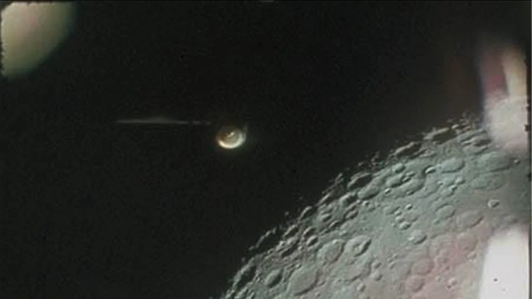 Na izvornom snimku ekspedicije Apolo 16 vidi se misteriozni objekat blizu Meseca. Izgleda vanzemaljski, ali se ispostavilo da je to reflektor na raketi nosaču (Foto: NASA)