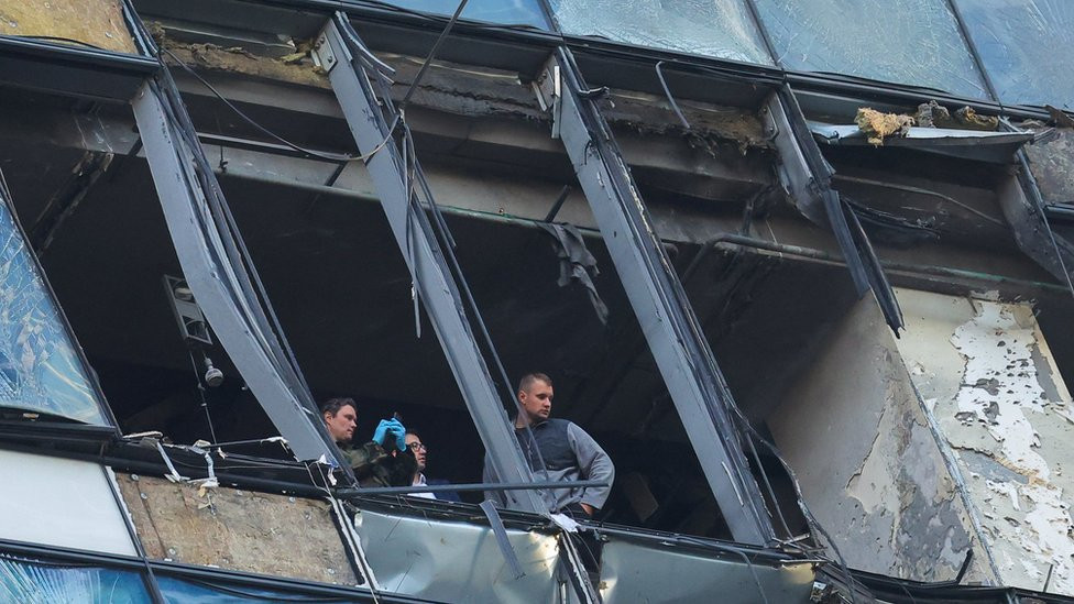 Posledice udara drona u neboder u Moskvi