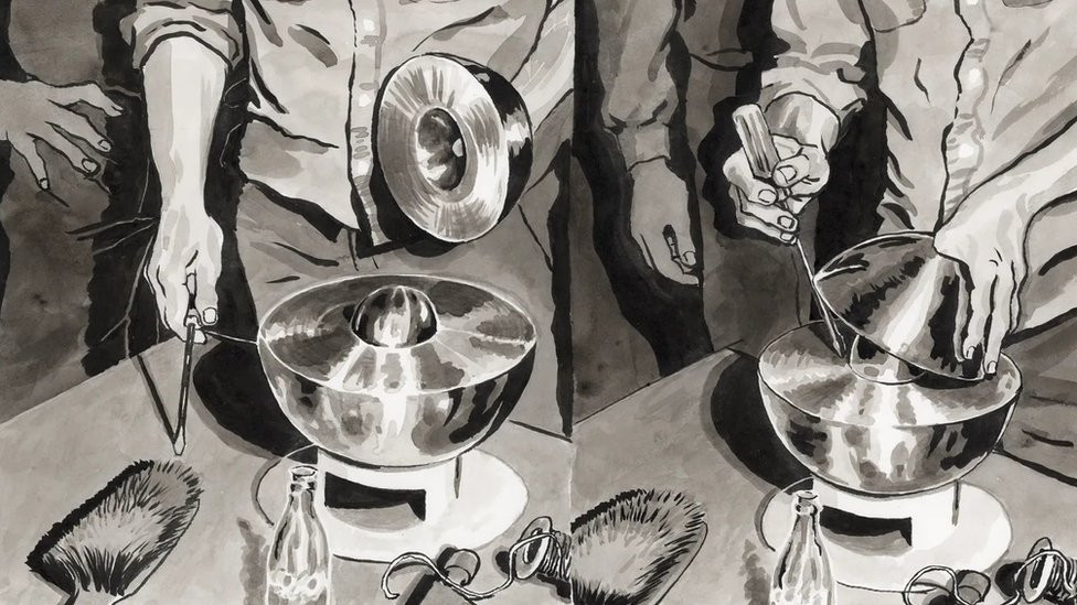 Koristeći šrafciger kao potporu, Slotin je spustio gornju hemisferu preko jezgra, reflektujući neutrone nazad u njega, postepeno pojačavajući stepen unutrašnje reaktivnosti