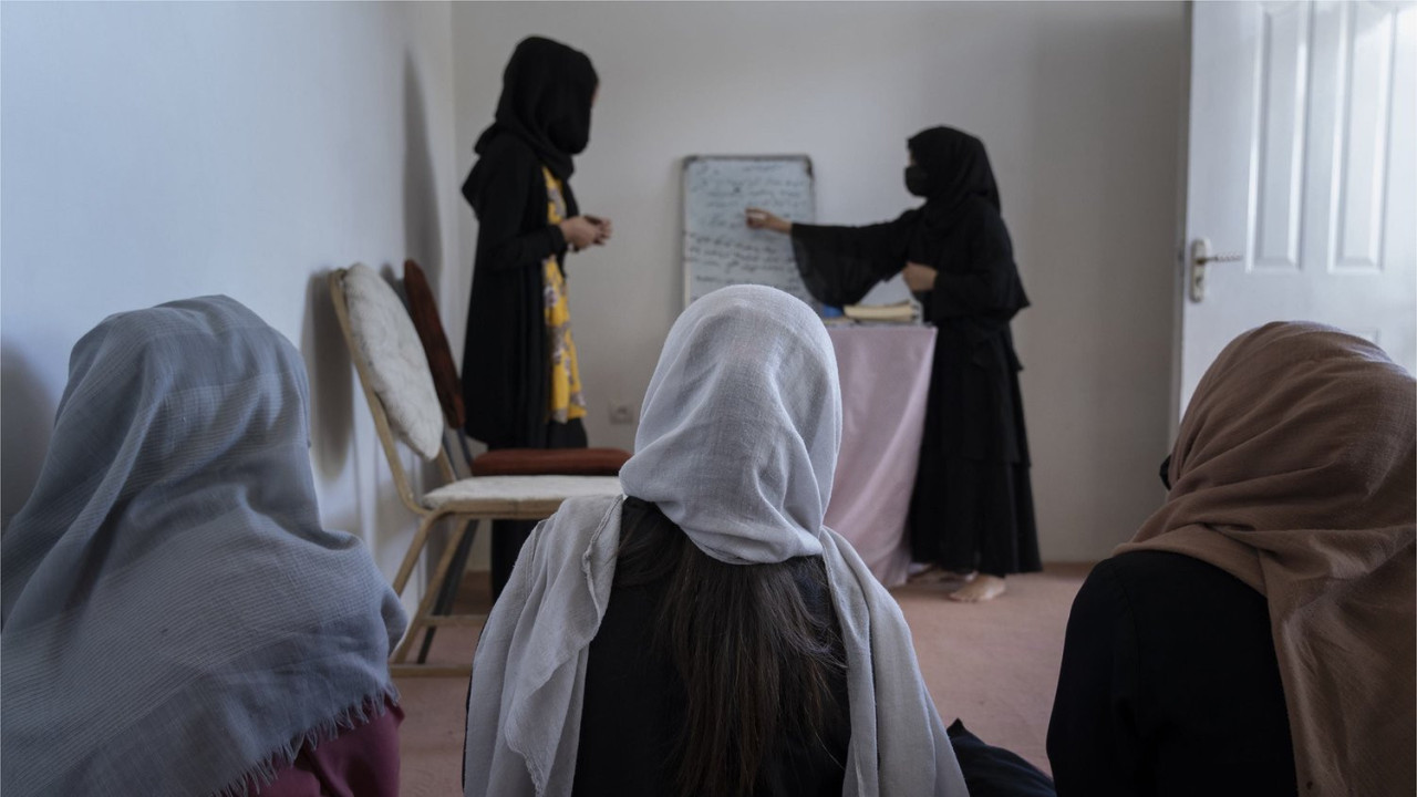 Avganistanke okupljene na času u tajnoj školi