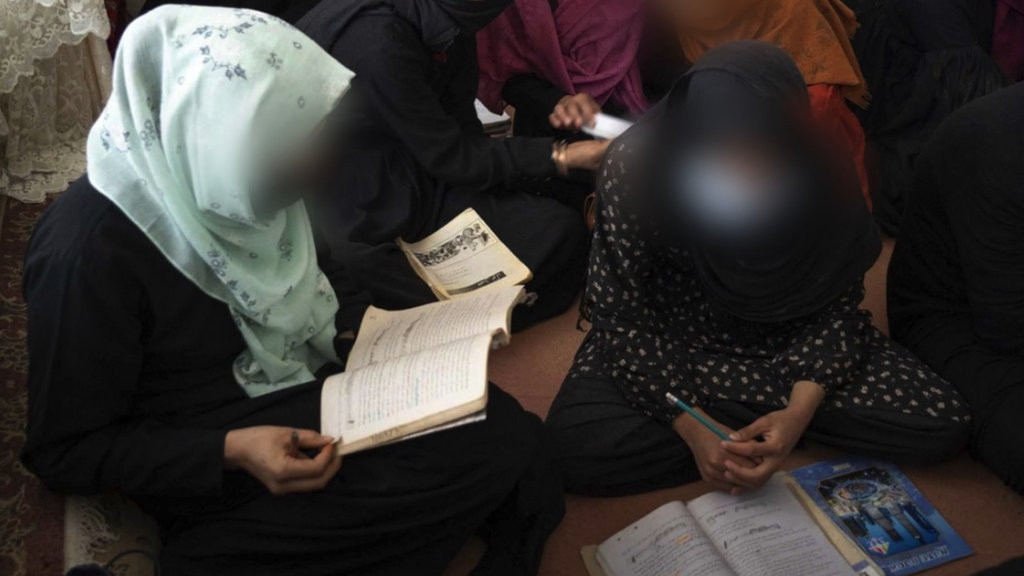 Dvadeset mladih žena u neformalnoj i tajnoj učionici