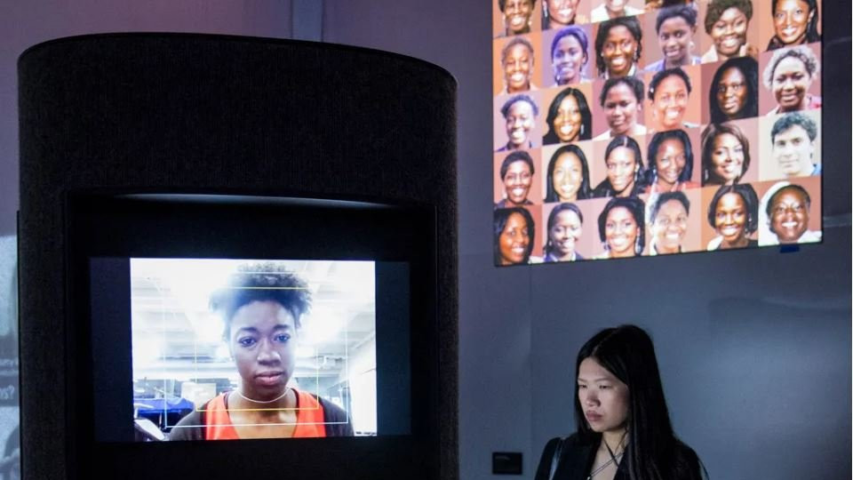 Algoritam veštačke inteligencije je onoliki dobar koliko su dobri podaci iz kojih ona uči, tako da ona često može da pokupi i preuveliča pristrasnosti koje su već dominantne u okviru društva