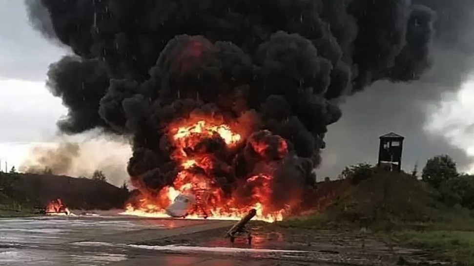 Na fotografijama objavljenim na društvenim mrežama vidi se kako gori bombarder Tupoljev TU-22 u vazduhoplovnoj bazi Soltsi-2