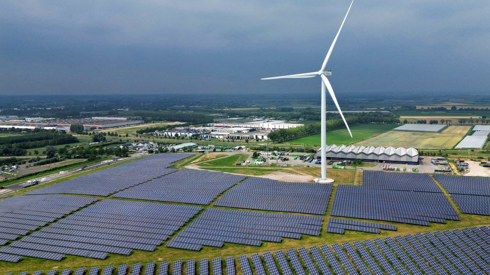 Vetrenjača i solarni paneli