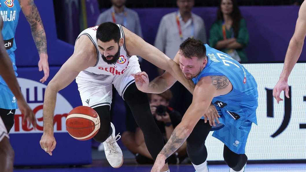 Duel dvojice NBA igrača - slovenačkog asa Luke Dončića i Goge Bitadzea iz reprezentacije Gruzije