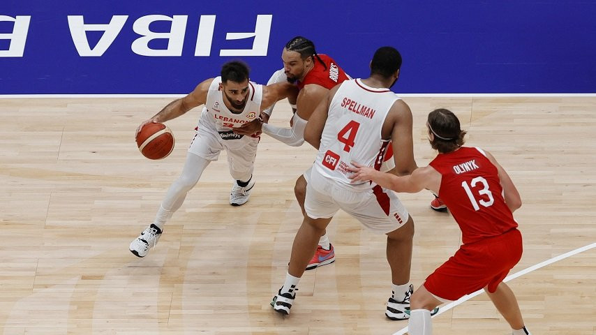 Reprezentativac Libana Serđo El Darviš u akciji sa timskim kolegom Omarijem Spelmanom protiv Kanade