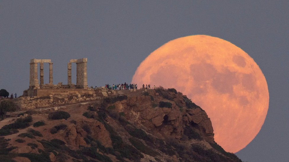 People watch the blue supermoon rising at the Temple of Poseidon, near Athens, Greece. Photo: 30 August 2023