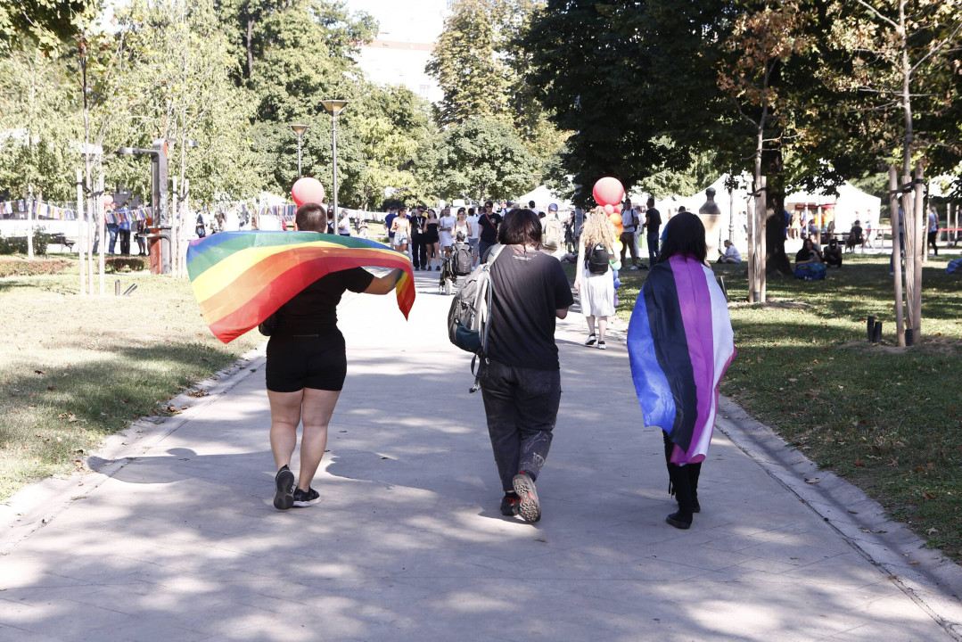 Beograd, 9.09.2023. &#8211; Okupljanje ucesnika Parade ponosa pocelo je danas u 16 casova u parku Manjez, pred zvanicnu setnju u okviru Beograd Prajda. Planirano je da u 17 casova pocne Prajd