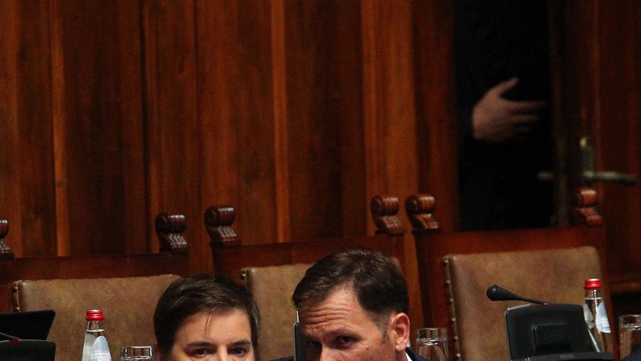 ana brnabić i siniša mali u Skupštini