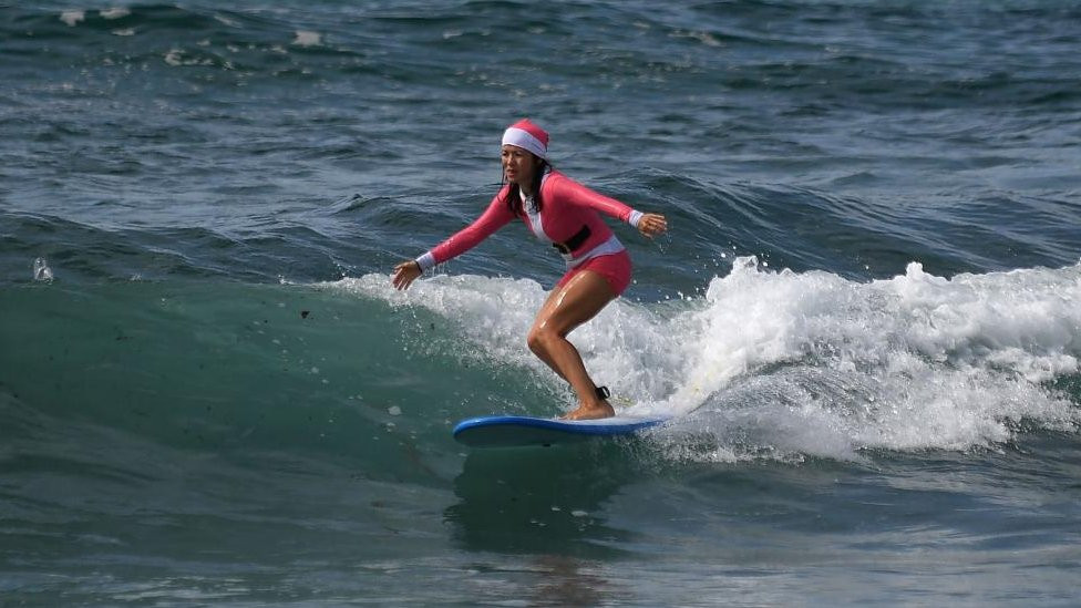 Surferi u Australiji obukli su praznična odela