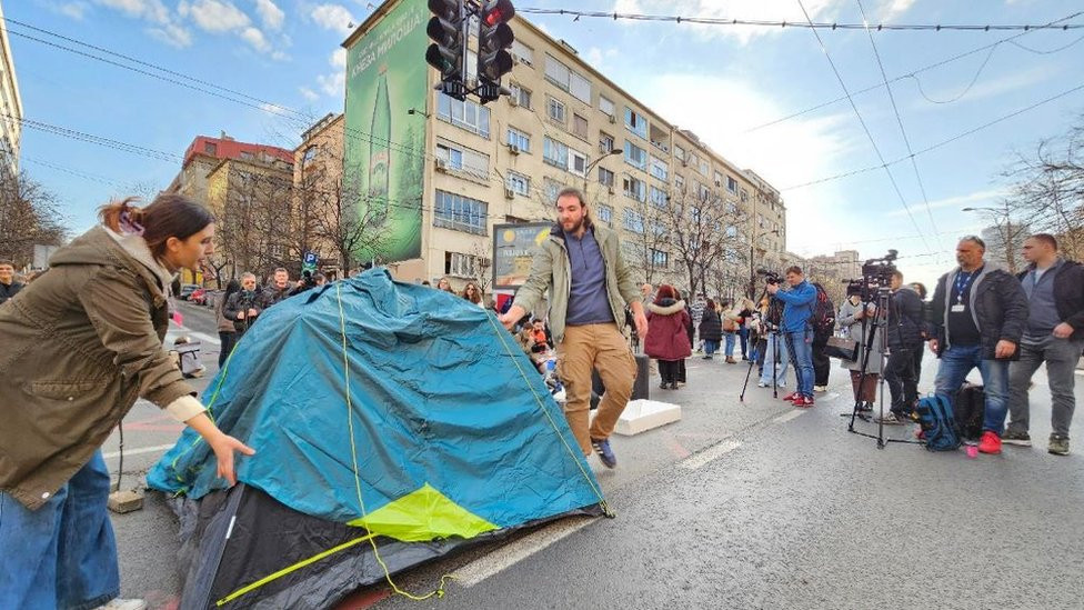 studenti postavljaju šator