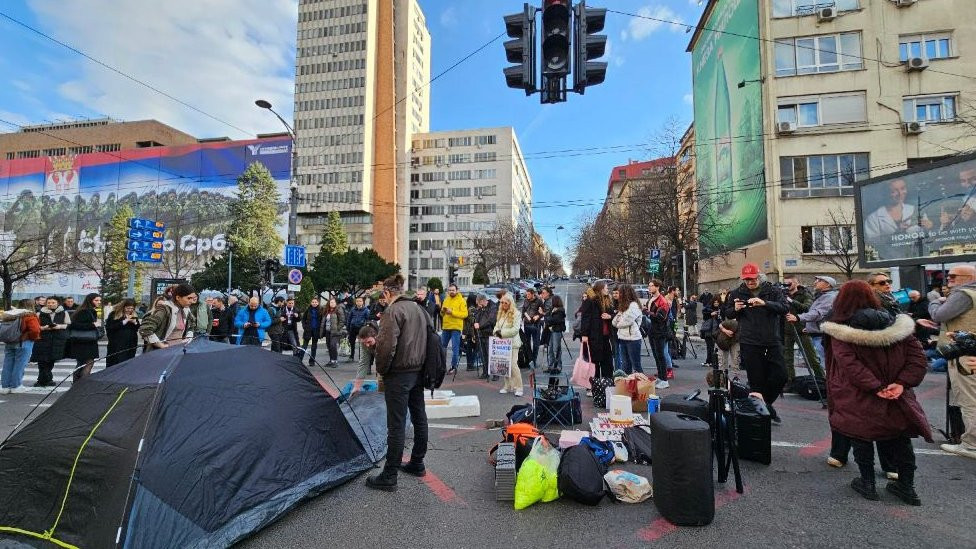 studenti postavljaju šator