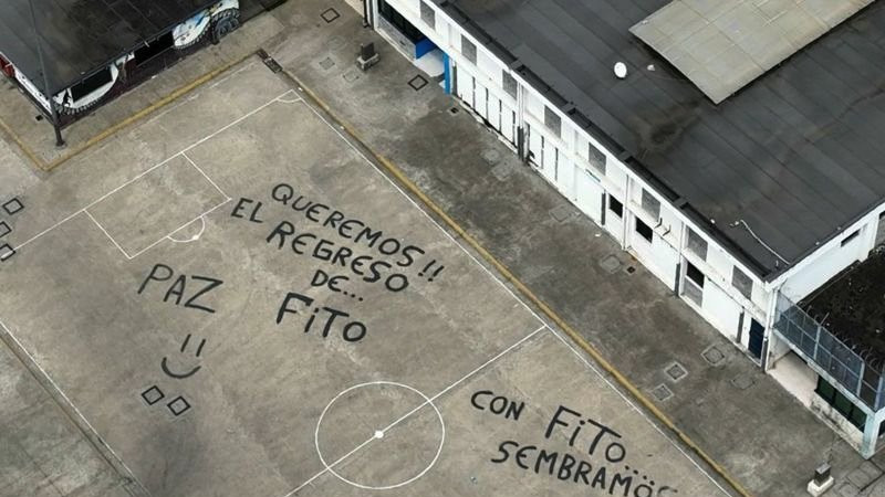 An aerial view of the courtyard of a prison with slogans painted in support of "Fito"