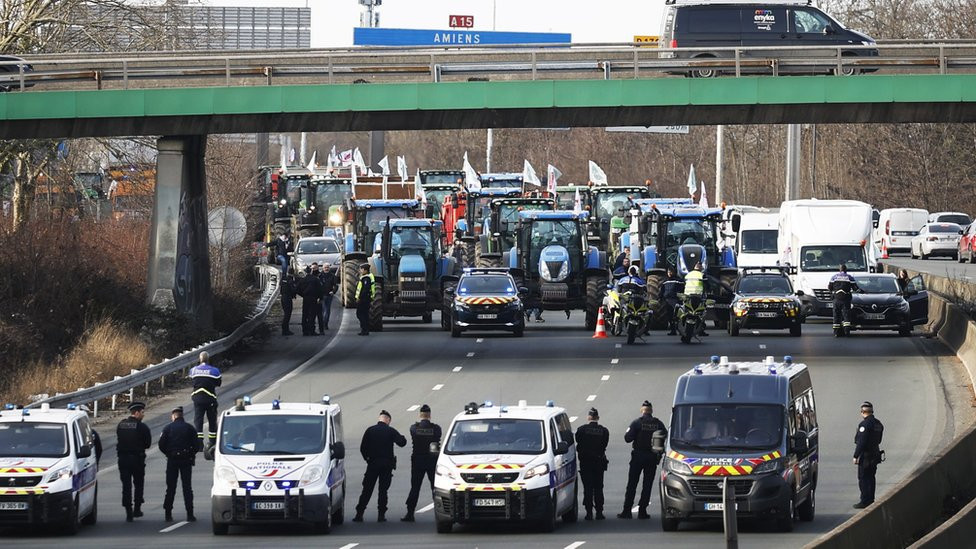 Policija i demonstranti na putu kod Aržanteja u blizini Pariza