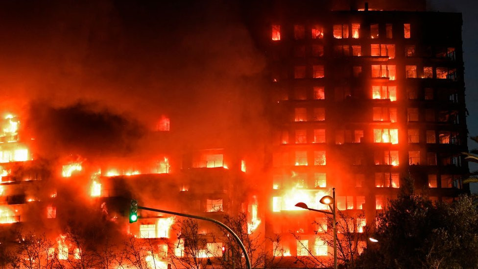 A building on fire in Valencia