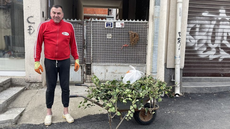 Predrag Marković ispred njegove kuće u ulici Crvenog barjaka