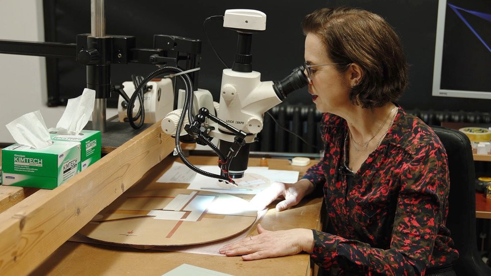 Dr Jilleen Nadolny looking at the fake Lissitzky painting under the microscope