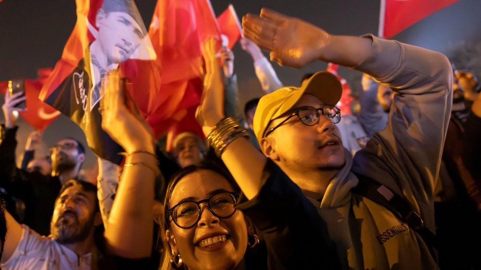 Supporters of Ekrem Imamoglu, celebrate following the early results in front of the Istanbul Metropolitan Municipality (IBB) in Istanbul, Turkey March 31, 2024.