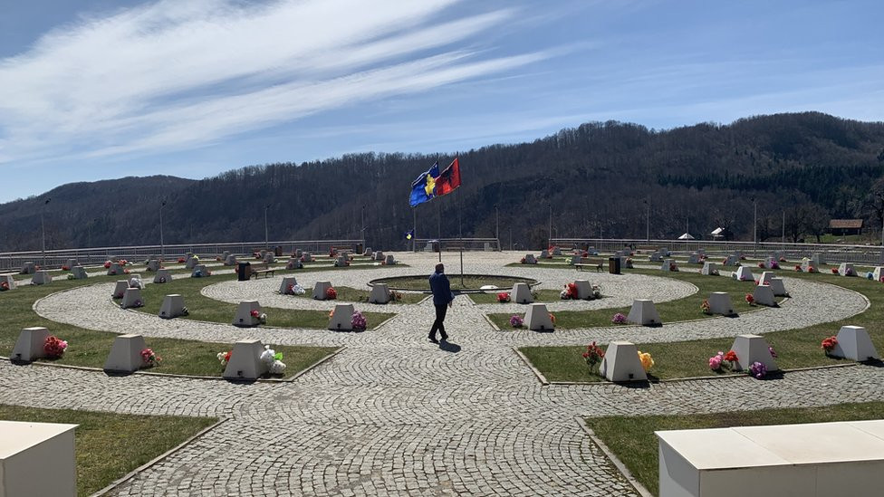 Memorijalni kompleks je osmišljen tako da iz vazduha izgleda kao logo OVK