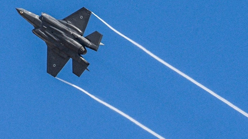 An Israeli Air Force F-35 fighter jet flies over the Negev desert in southern Israel en route to Gaza (14 October 2023)