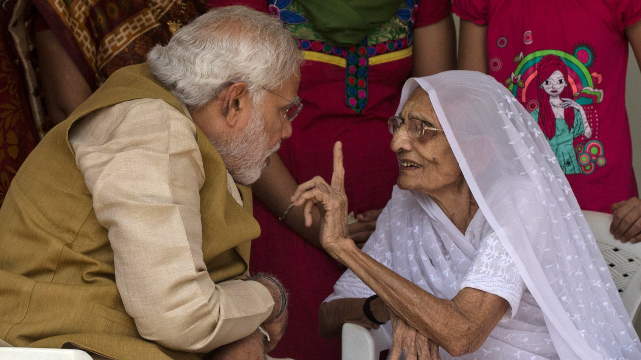 Premijer Modi sa majkom Hirben