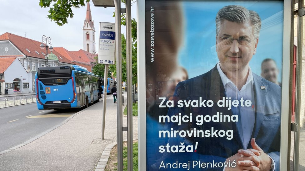 Predizborni plakat HDZ-a sa likom premijera Andreja Plenkovića česta je pojava na autobuskim stajalištima širom Zagreba