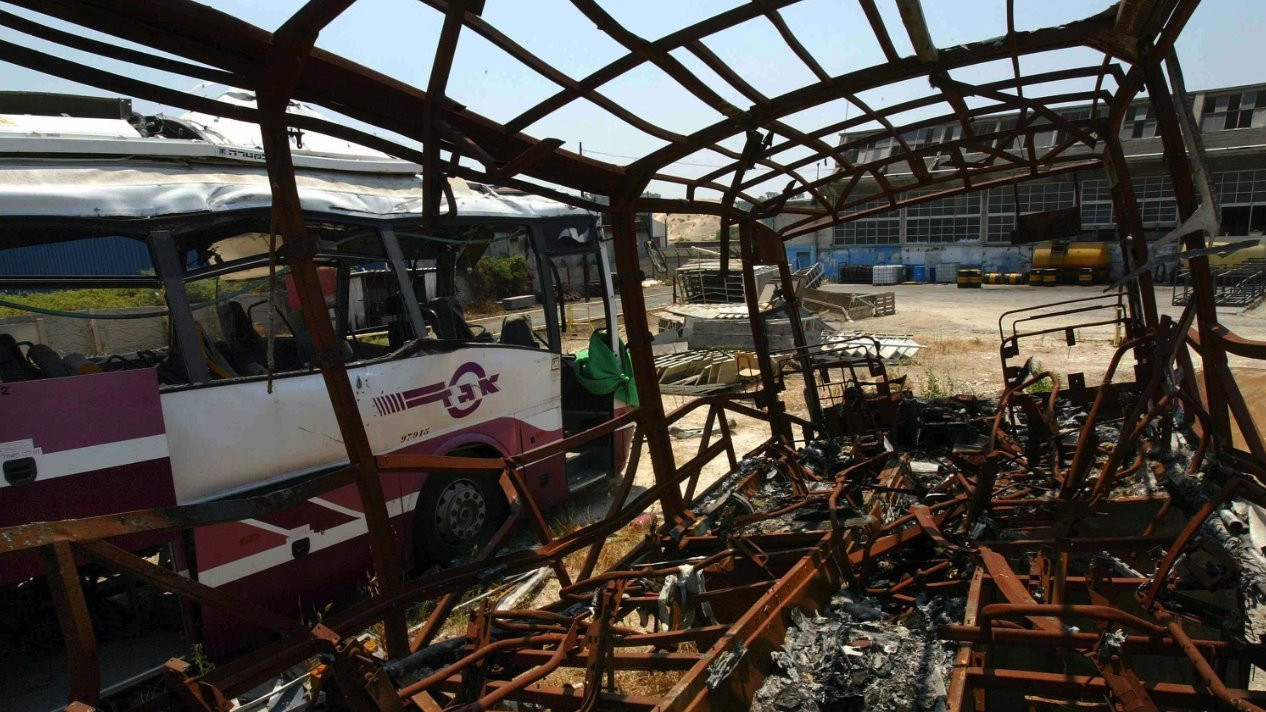 Izraelski putnički autobusi koje su u vazduh digli palestinski bombaši samoubice čekaju da se odnesu na autobuski otpad u depou Eged u junu 2003. godine