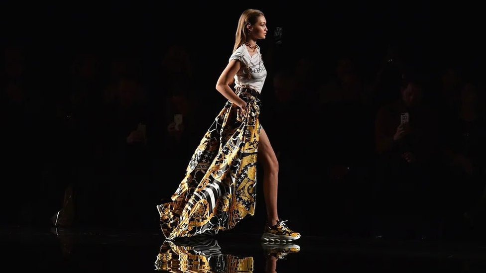 Model Điđi Hadid nosi neelegantne patike na pisti tokom modne revije kolekcije Versace Cruise 2019. godine (