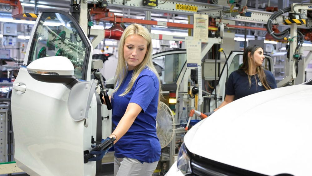 fabrika automobila, radnica u fabrici automobila u Nemačkoj, Nemačka, automobili