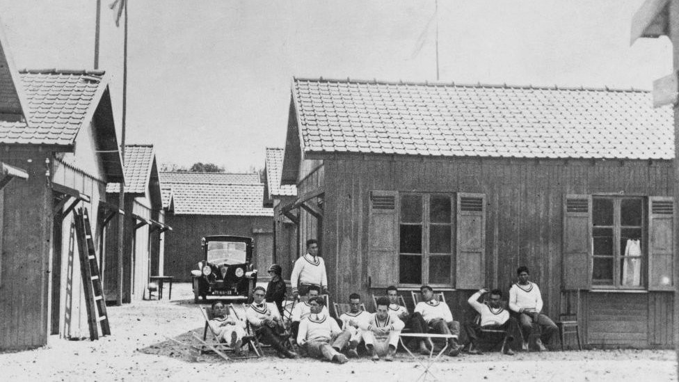 Olimpijsko selo prvi put je korišćeno 1924. godine, bilo je izgrađeno nadomak stadiona i u njemu su bili smešteni sportisti