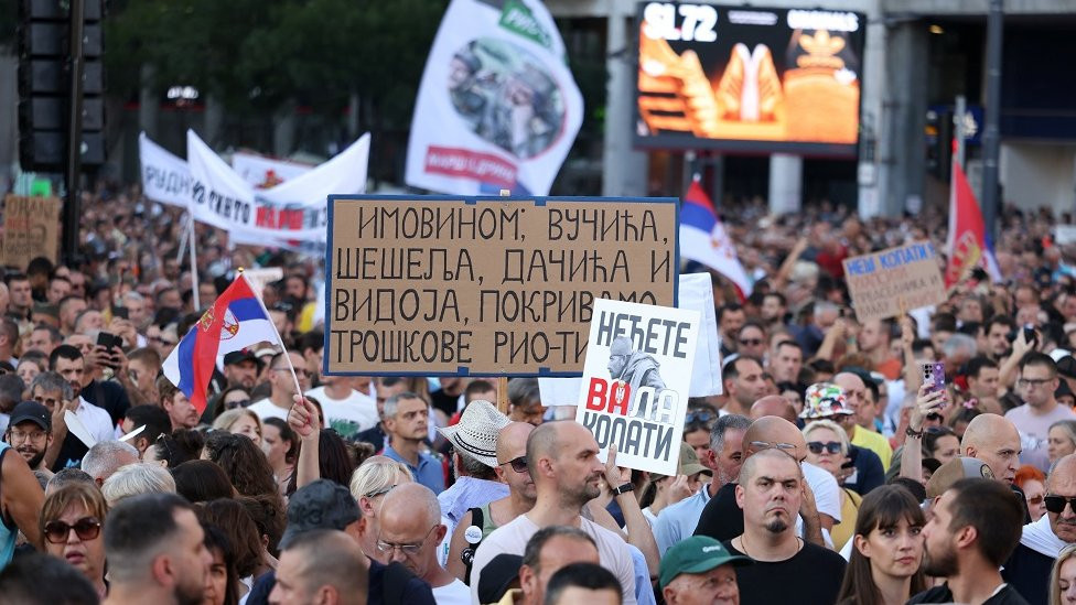 Demonstranti sa plakatima na protestu u Beogradu