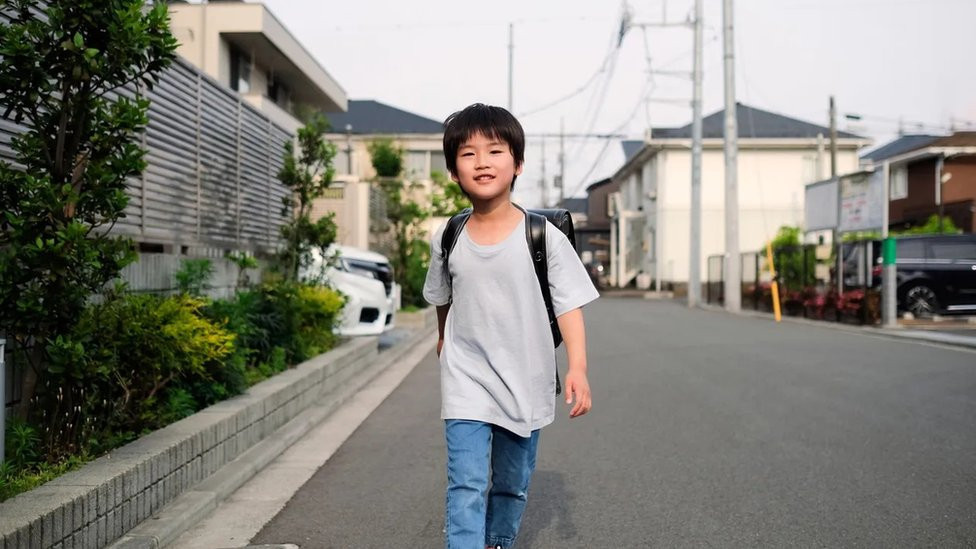 Japan je jedna od najbezbednijih zemalja za porodice, a deca redovno pešače sama do škole