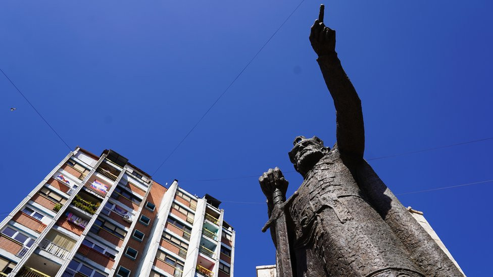 Spomenik kneza Lazara postavljen je 2016. godine u centru severnog dela grada. Rukom pokazuje prema Gazimestanu