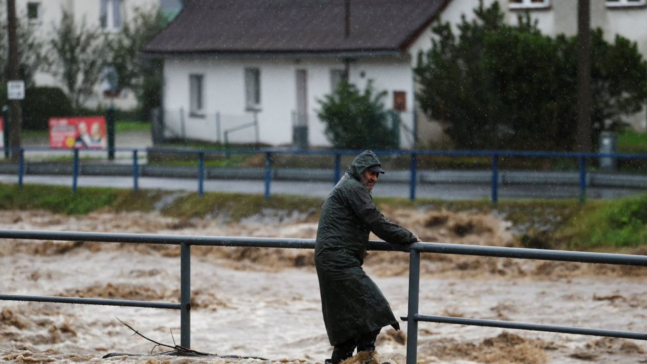 Poplavljeni put u mestu Jesenjik u Češkoj