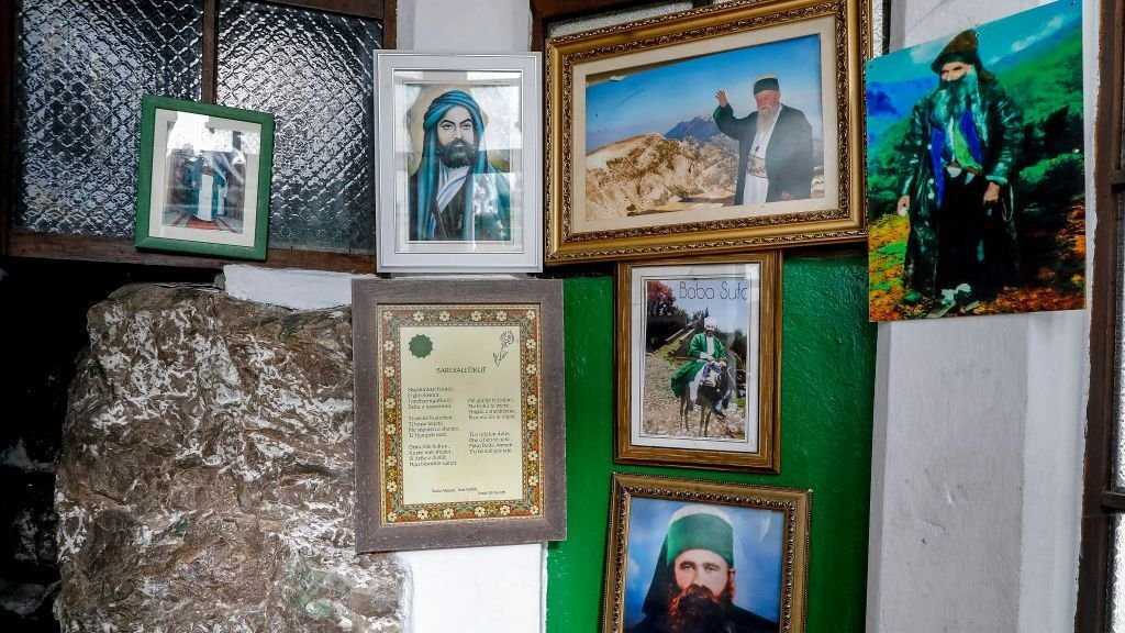 Arnavutluk'taki Sarı Saltık Baba türbesi. Sarı Saltık Baba, Balkanlarda İslam'ın yayılmasında rol oynadığına inanılan bir Türkmen dervişi.