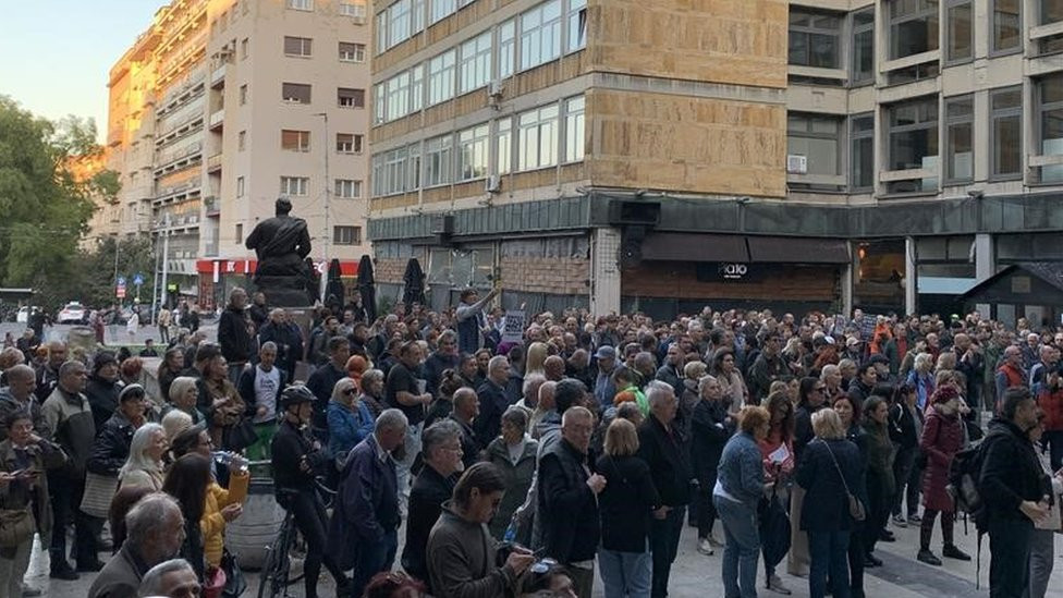 Grupa građana na protestu ispred Filozofskog fakulteta u Beogradu