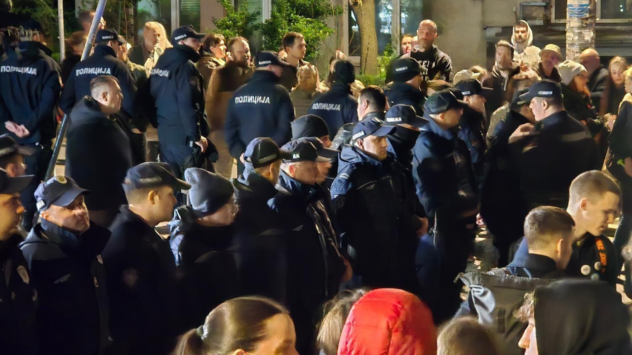protest, protest na vračaru, sns na vračaru, policija, protest kod kalenić pijace, kalenić pijaca, štandovi sns