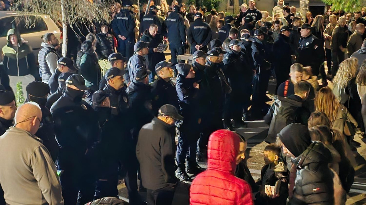 protest, protest na vračaru, sns na vračaru, policija, protest kod kalenić pijace, kalenić pijaca, štandovi sns