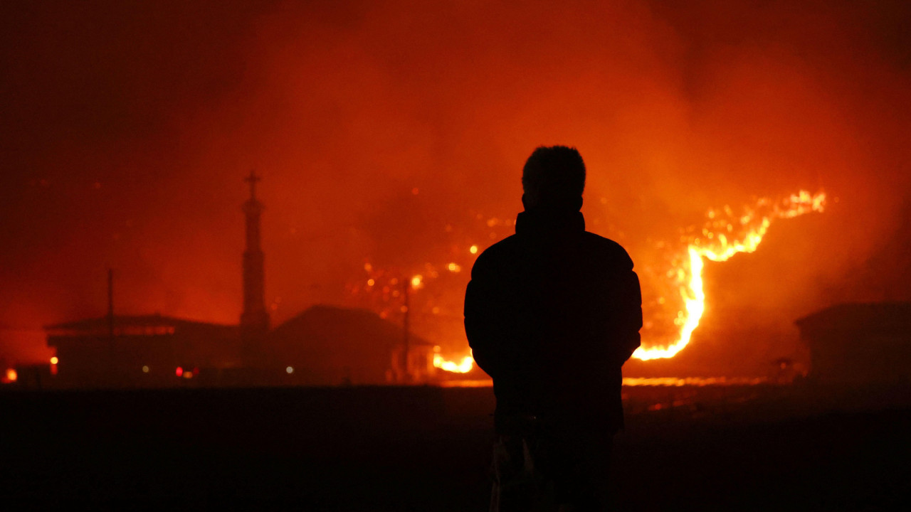 Stanovnik gleda kako požar guta delove Andonga, grada u centralnom delu Južne Koreje