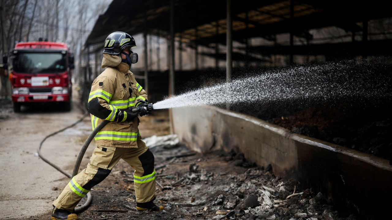 Hiljade vatrogasaca bore se da ugase požare, a trojica njih stradali su tokom tih napora
